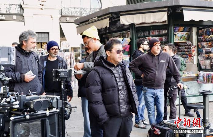 导演贾樟柯执导短片《都灵之影》完成拍摄