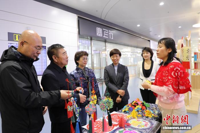“塞上造物坊”非遗主题文化展亮相银川机场 开启“航空+文旅”