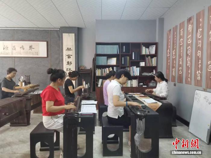 山西祁县古琴“守艺人”：让古老琴韵回荡在晋商故里