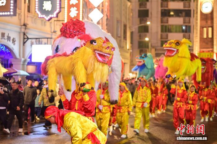 元宵之夜 “客家摇篮”江西赣州上演客家民俗巡游