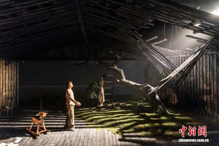 北京人艺小剧场新排剧目《天边外》登台