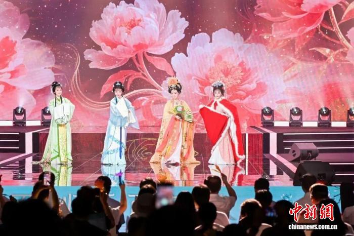 第六届中国越剧艺术节闭幕式晚会在越剧发源地嵊州举行