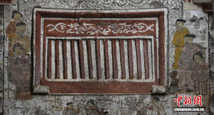 山西垣曲金墓发现夫妇隔窗对坐图