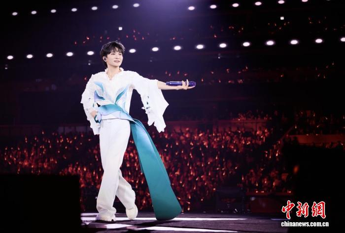 周深献唱香港启德新地标 五万观