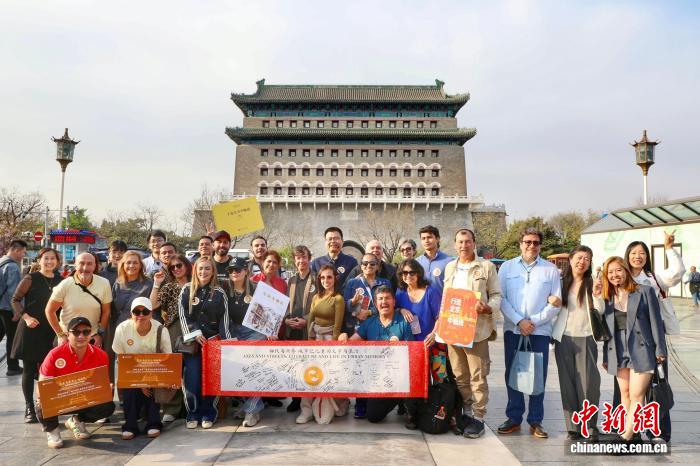 走访北京中轴线 中哥学者作家对话“城市记忆里的文学与生活”