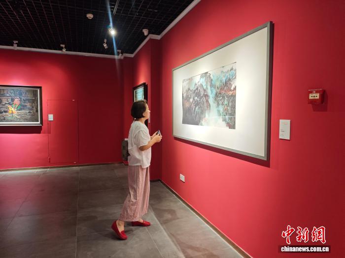 近百幅当代美术名家画作在三亚展