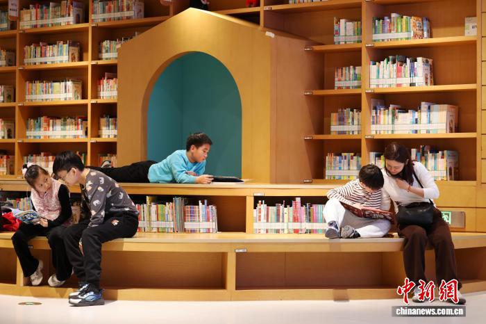 （全国两会）书香满溢 代表委员共话“让阅读更可及”