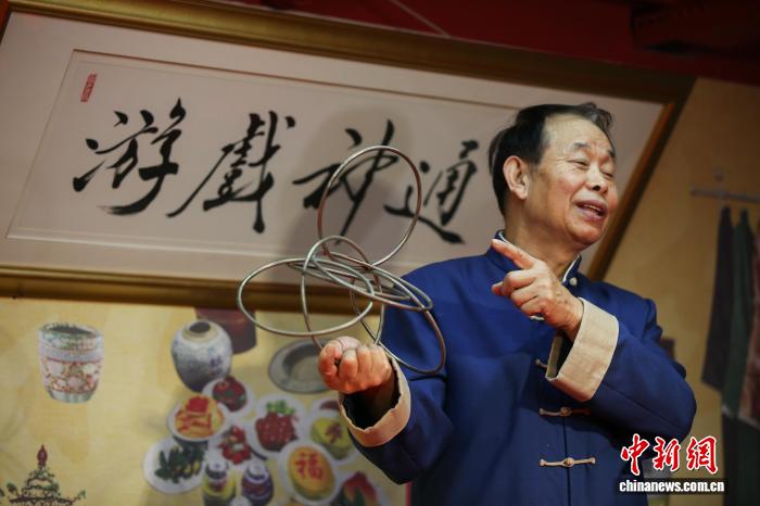 （寻味中华｜游艺）戏法：红绸掀瑞彩 杯碗生乾坤