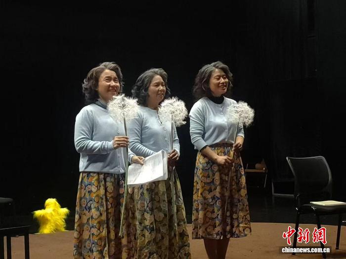 原创话剧《一个独居女人的三本书》首次进京