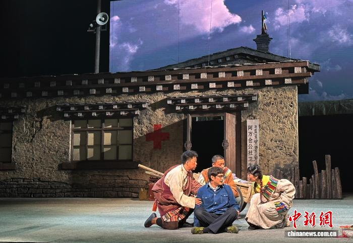 甘肃原创话剧《青青的阿万仓》首演  追忆草原曼巴王万青