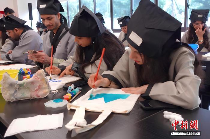 一字连山海 海外留学生在长沙感