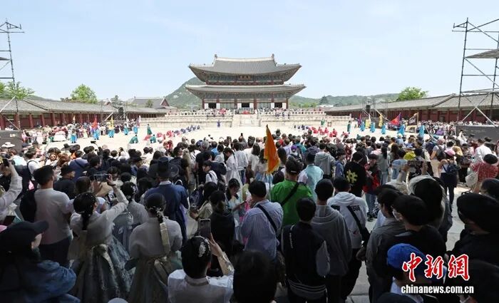 上午议事、下午狂欢，篝火迎春、