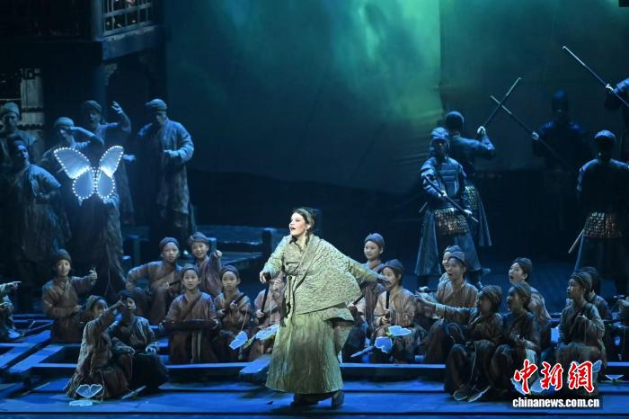 《图兰朵》百年纪念版首演 拉开