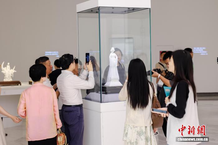 千年“中国白”遇见深圳 德化瓷美学展圈粉年轻人