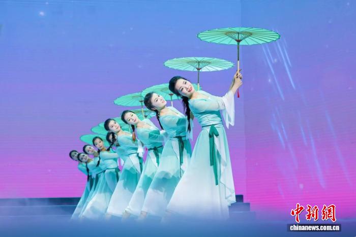 江西南昌举办文艺晚会 集中展现“英雄城”文化风貌