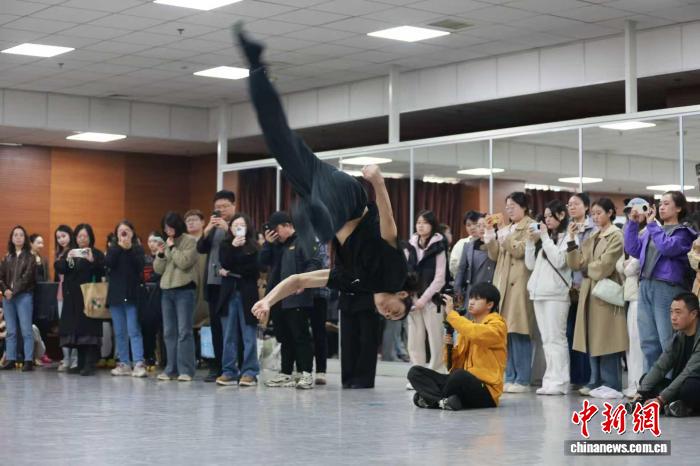 辽宁歌舞团开放日预热新演 观众