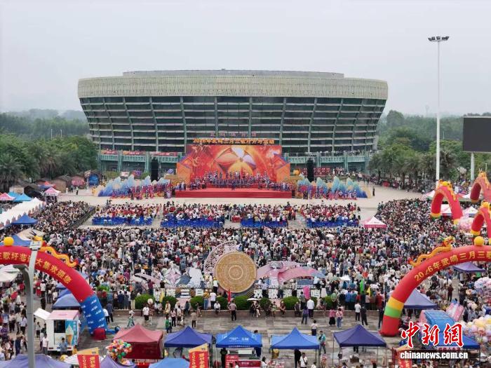 广西南宁武鸣三月三歌圩开圩 千年山歌焕发新生机