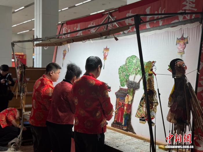 一方影窗两代守艺人：辽宁盖州皮影戏的坚守与求变