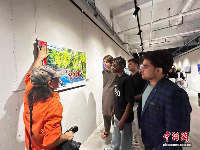 “镜头里的海南故事摄影展”在海