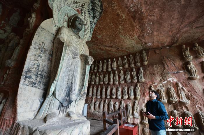 中美学者探访千佛崖：崖道共生千年 古道与高铁同框