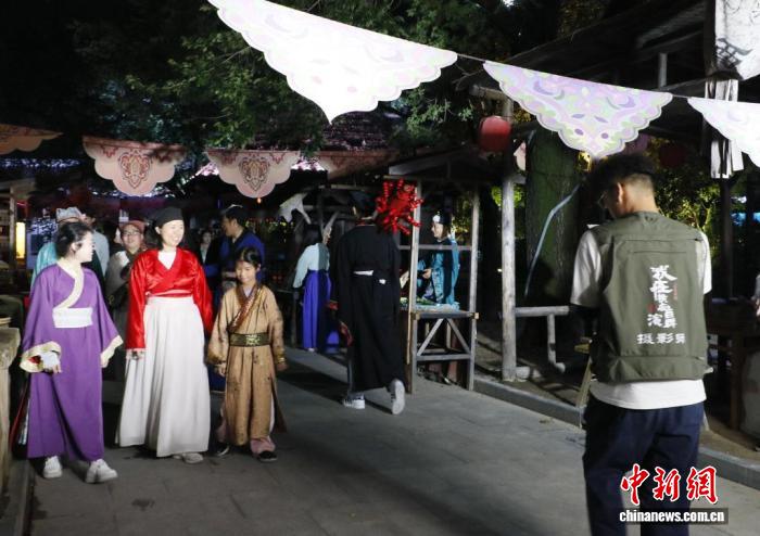 浙江横店“竖”起微短剧 台湾媒体人看好两岸合作前景