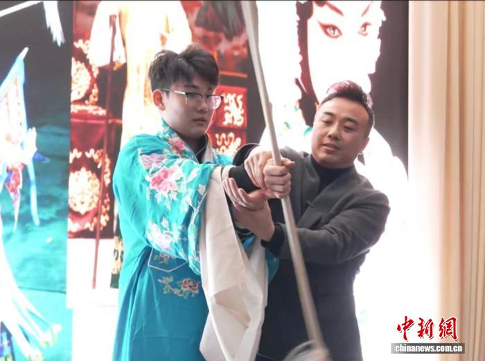 当国粹遇见车间：一所化工职校的