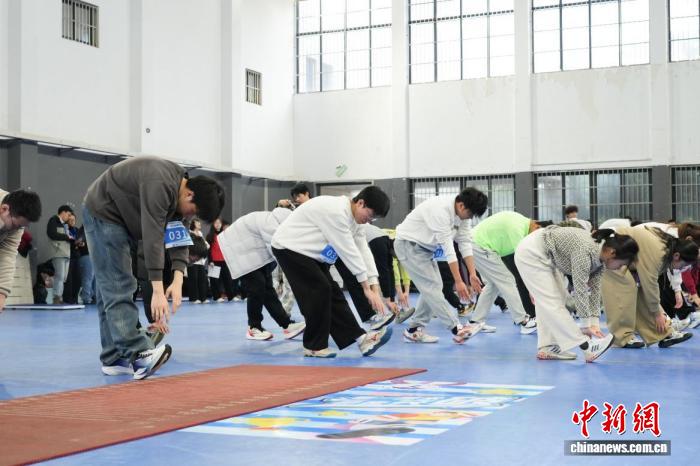 浙江一高校“评优”新规：先过体