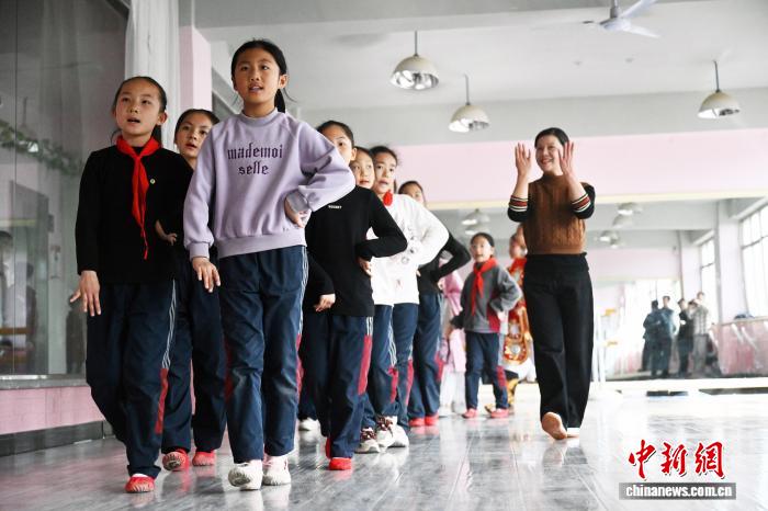 甘肃高台：百年校园“搭台”让古戏唱“新声”