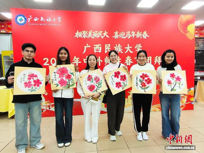 （新春走基层）广西中外学子“团圆饭”里品味中国年