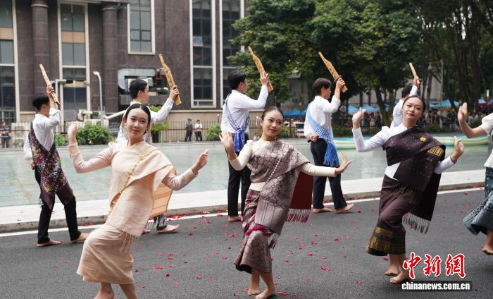 东盟学子广西欢度泼水节：异乡过