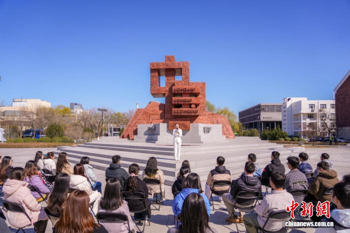 南开大学“爱国三问”碑落成 沉浸式“大思政课”开讲