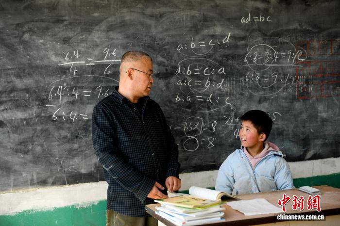 长城脚下的“临时父母”：看着孩子们飞出山去