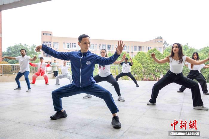 外国留学生“打卡”首个国际太极拳日