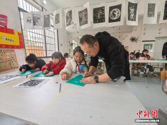 刻刀下的童年与希望 湖南桃江一所乡村小学的艺术教育探索