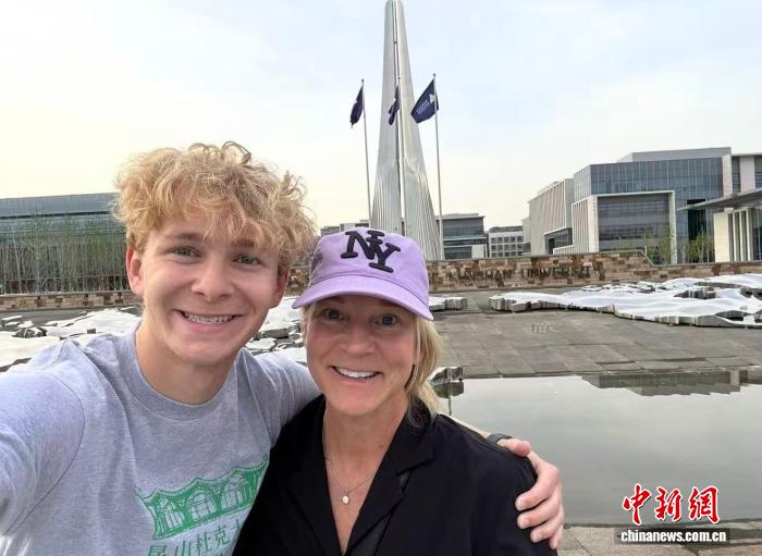 美国留学生乐乐：在中国，与世界“同窗”