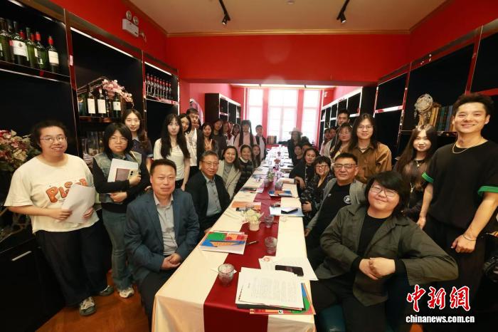 当诗歌遇见AI：天津青年诗社的“语感重构”实验