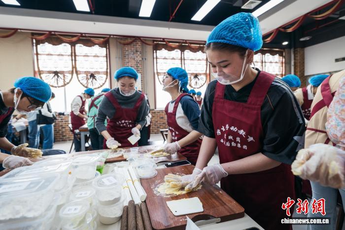 西大特色烹饪课：烟火润心传校韵 实践课堂育品格