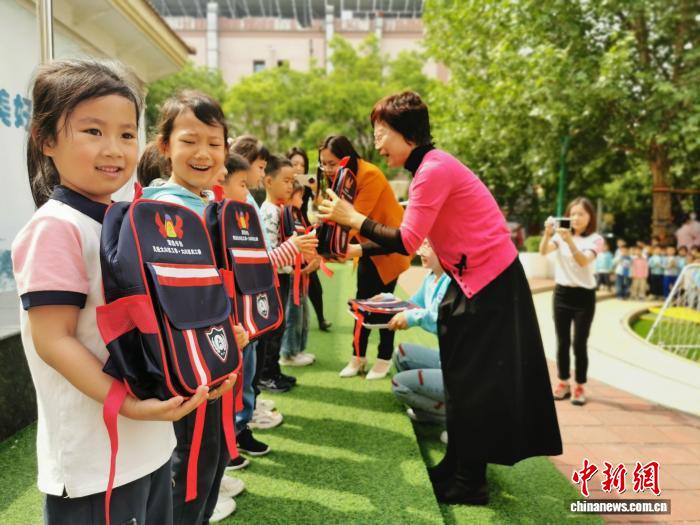 “漂流书包”十年：一份民主党派的阅读答卷