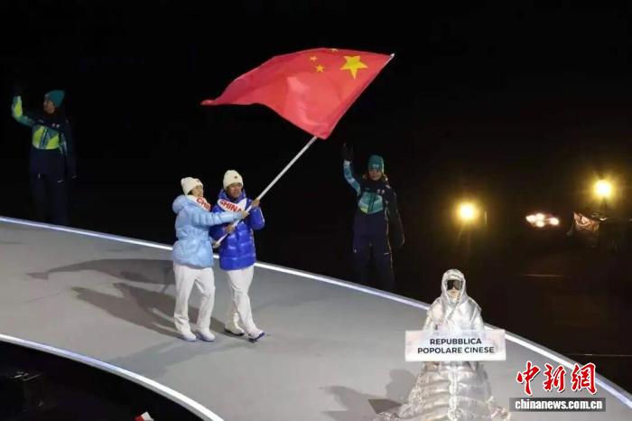 黑龙江速度滑冰运动员宁忠岩扬旗