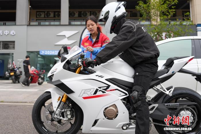 “张雪机车”赢下全球顶级摩托车赛事有多难？