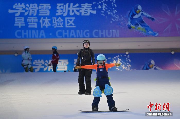吉林省年内将建百间中小学校冰雪运动场地