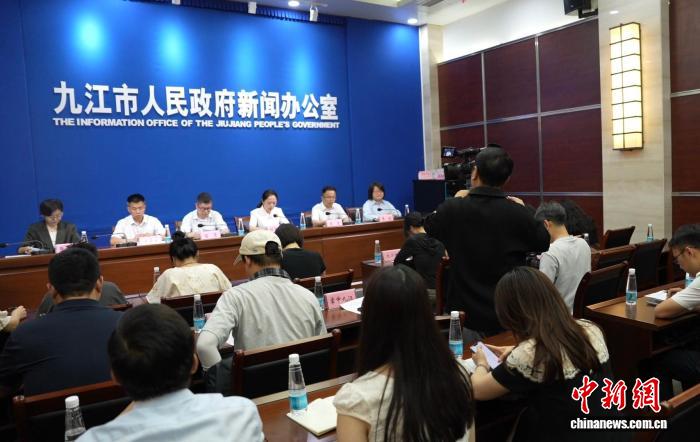 11省市水上竞龙舟 长江经济带