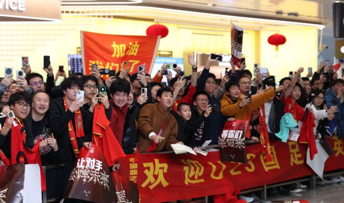 众多球迷接机U23国足 李昊：中国足球仍需努力