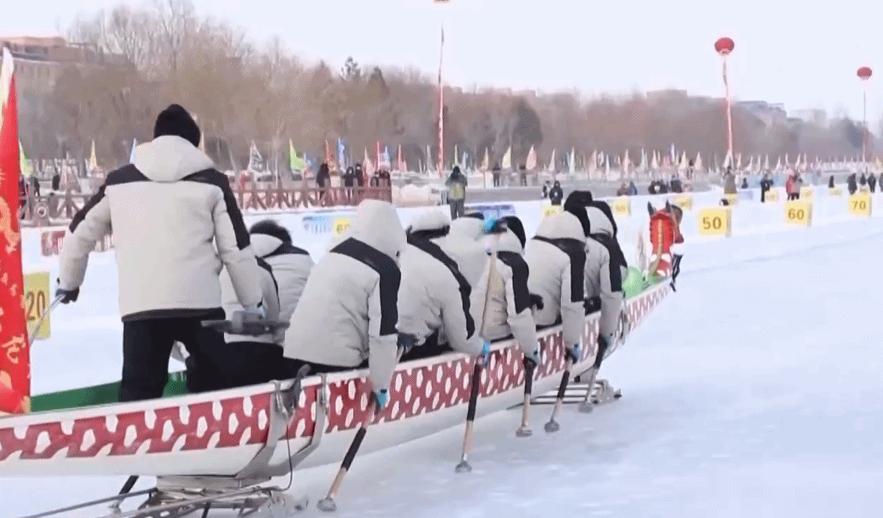 冰河竞渡春意浓 新疆北屯冰上龙舟赛点燃冬日热情