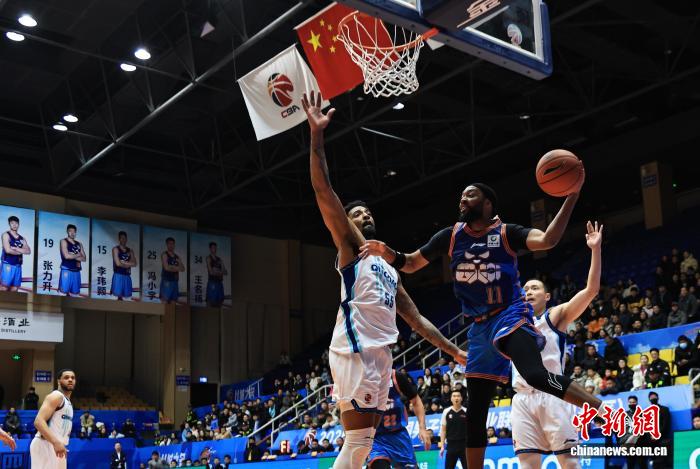 四川男篮97比109不敌青岛男篮