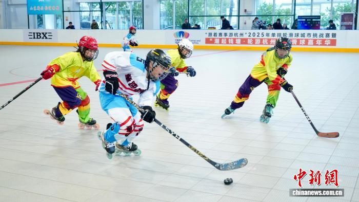 长三角轮滑球选手杭州上演“跨年对决”