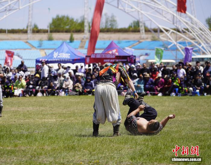 成吉思汗陵旅游区512名搏克选手展现肌肉力量