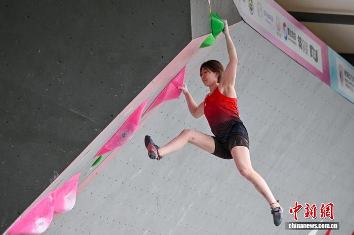四川眉山：382名亚洲健儿演绎“岩壁芭蕾”与“板上激情”