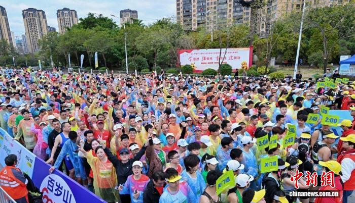 2025莆田马拉松举行 万余名跑者聚“妈祖故里”共绘城市奔跑