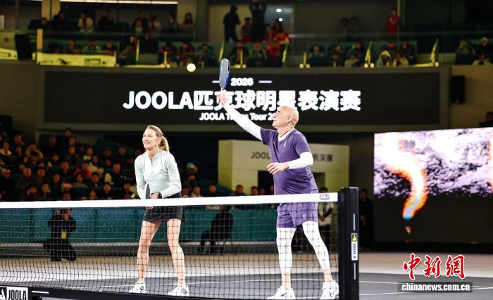 网坛传奇阿加西、格拉芙亮相京城